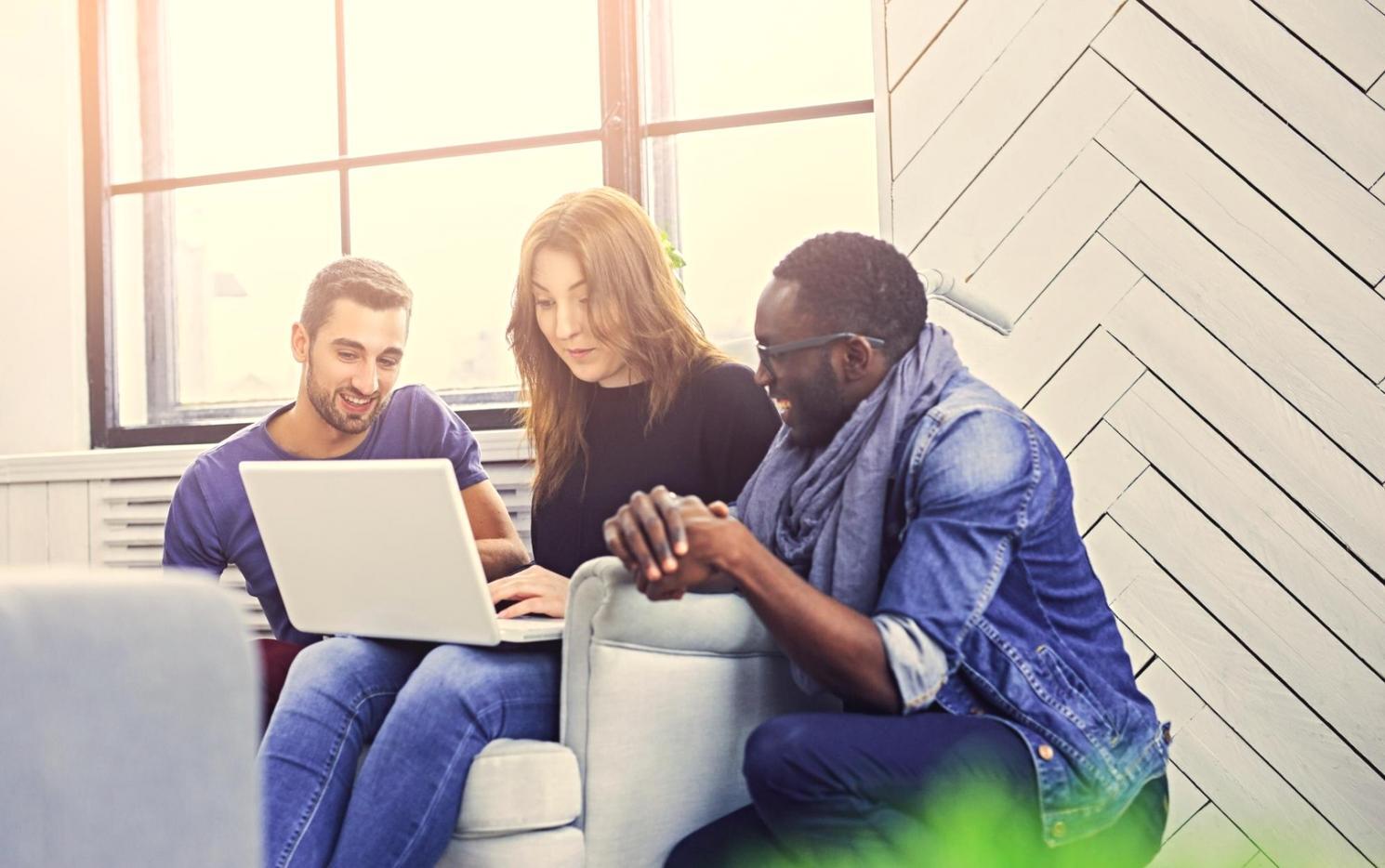 Séance de travail collaboratif pour planification financière